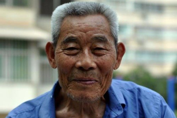 扬州一名老人向检测点志愿者吐痰,该名老人为何会做出这样的举动?