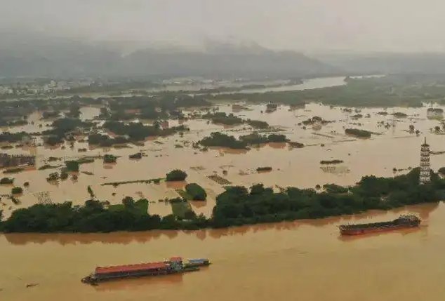 画面可怕!航拍广东英德洪水浸城,当地采取了哪些应对措施?