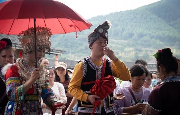 孟晚舟游张家界,喝大碗“拦门酒”,“拦门酒”在当地代表什么意思?