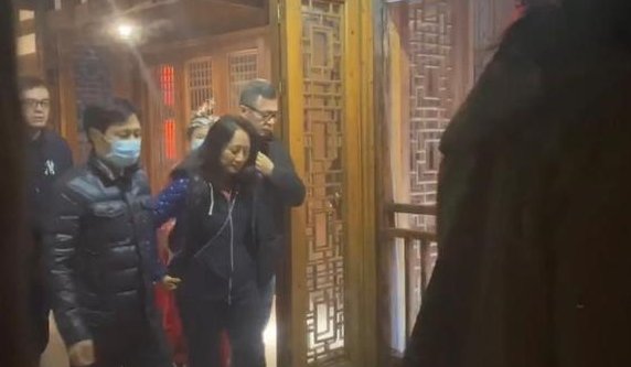 孟晚舟游张家界,喝大碗“拦门酒”,“拦门酒”在当地代表什么意思?