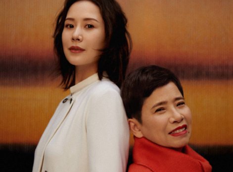 海清携妈妈拍大片,搂着母亲幸福甜笑,母女俩长相气质一脉相承,啥颜值?