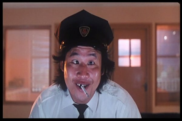 非常经典的一部鬼片,中间不怎么记得了,最后主角两人去打鬼界中的日本鬼子·(中间有段剧情是一个保安被