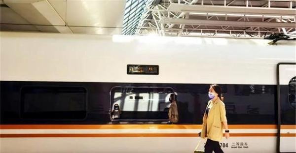 女孩江苏买房坐高铁去沪上班，月通勤费1000多元
