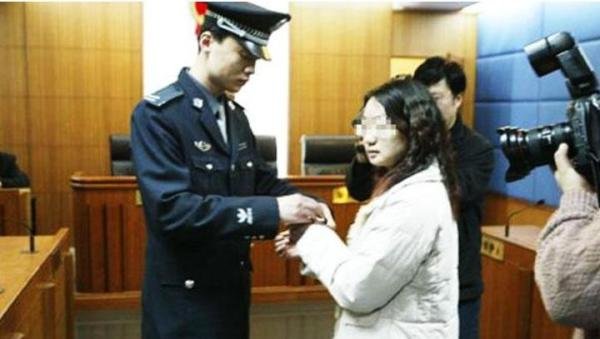 90后女出纳入职一年贪720余万！随手一个包就值20万！|大开眼界
