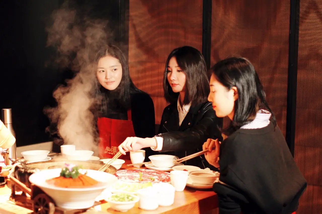 河南一女子晚走一分钟被隔离在火锅店,实现火锅自由,商家的格局有多大?