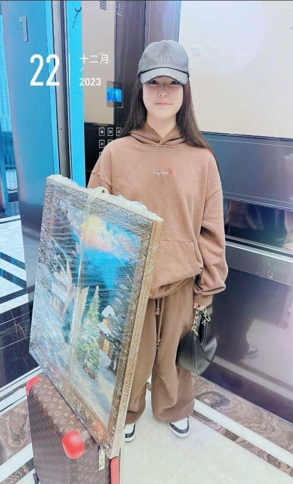 王岳伦分享喜悦时刻：王诗龄的画作成为英国学校的圣诞海报