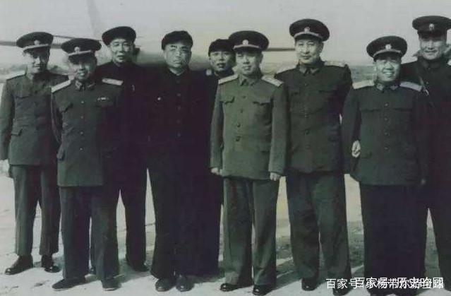 清明节许世友将军墓前最壮观！酒瓶堆成山。为什么都祭拜酒瓶呢？