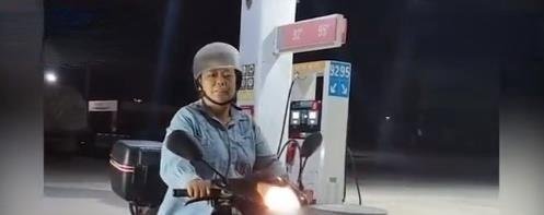 婆婆半夜持刀壮胆骑车接儿媳，儿媳感动不已：真的把我当一家人