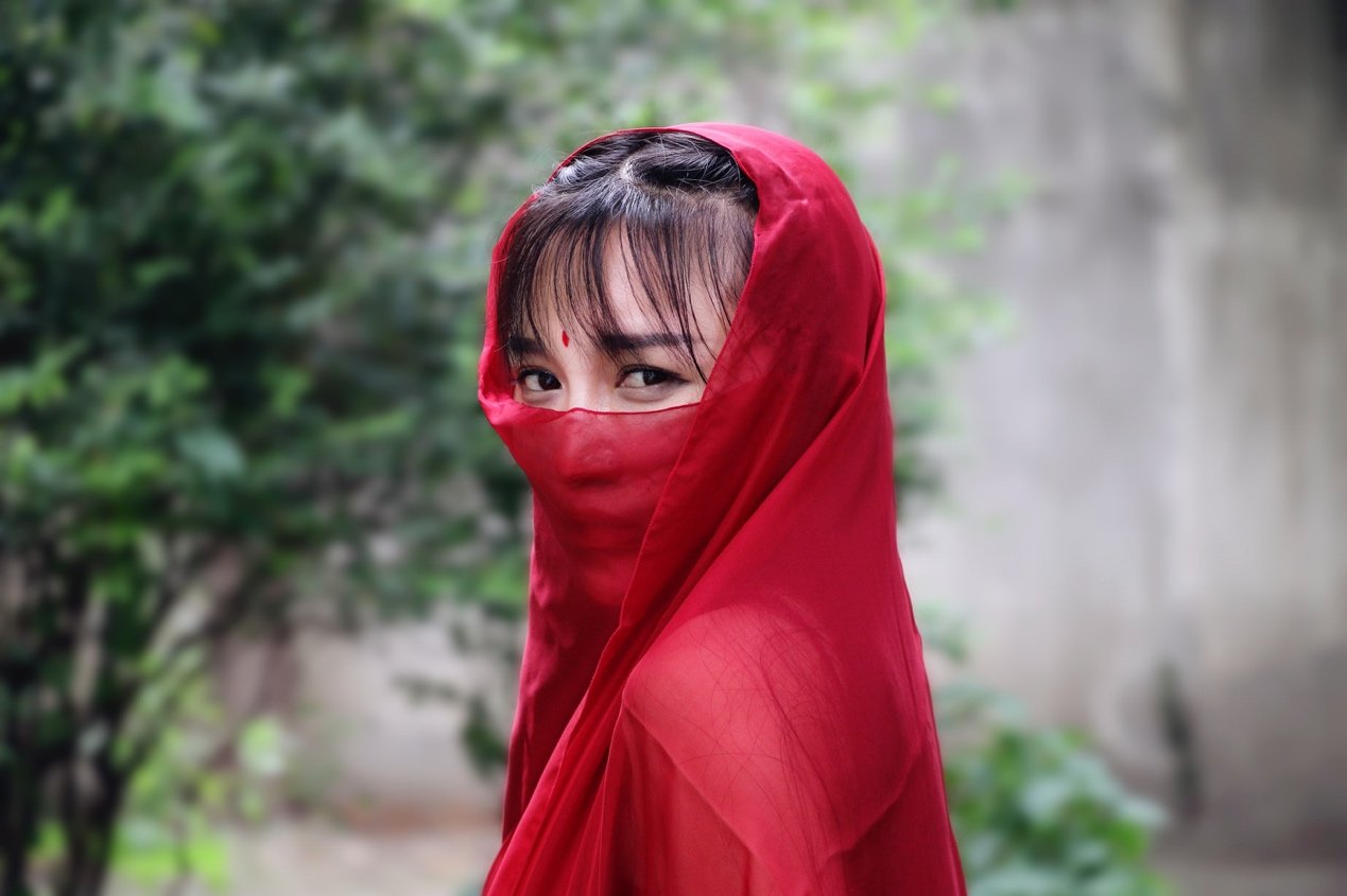 李子柒谈原生家庭影响,小时候需要妇联接济,一路走来经历了哪些坎坷?