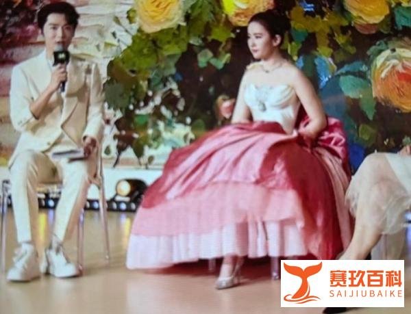 刘亦菲翘二郎腿,网友纷纷表示:仙女不拘小节,这瓜真甜!