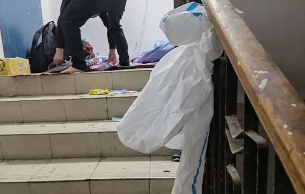 上海17名防疫保安被骗桥下过夜 网友：不惩治天理难容