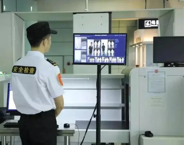 上海地铁一安检员上班睡觉引争议，你觉得这件事是可以原谅的吗？