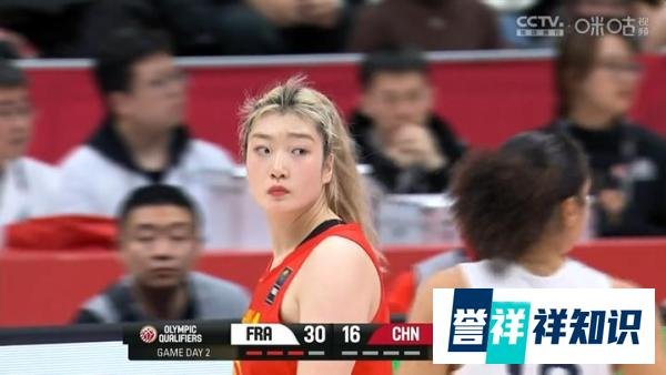 中国女篮32分大败，李梦21分独木难支，后卫中锋完败法国队