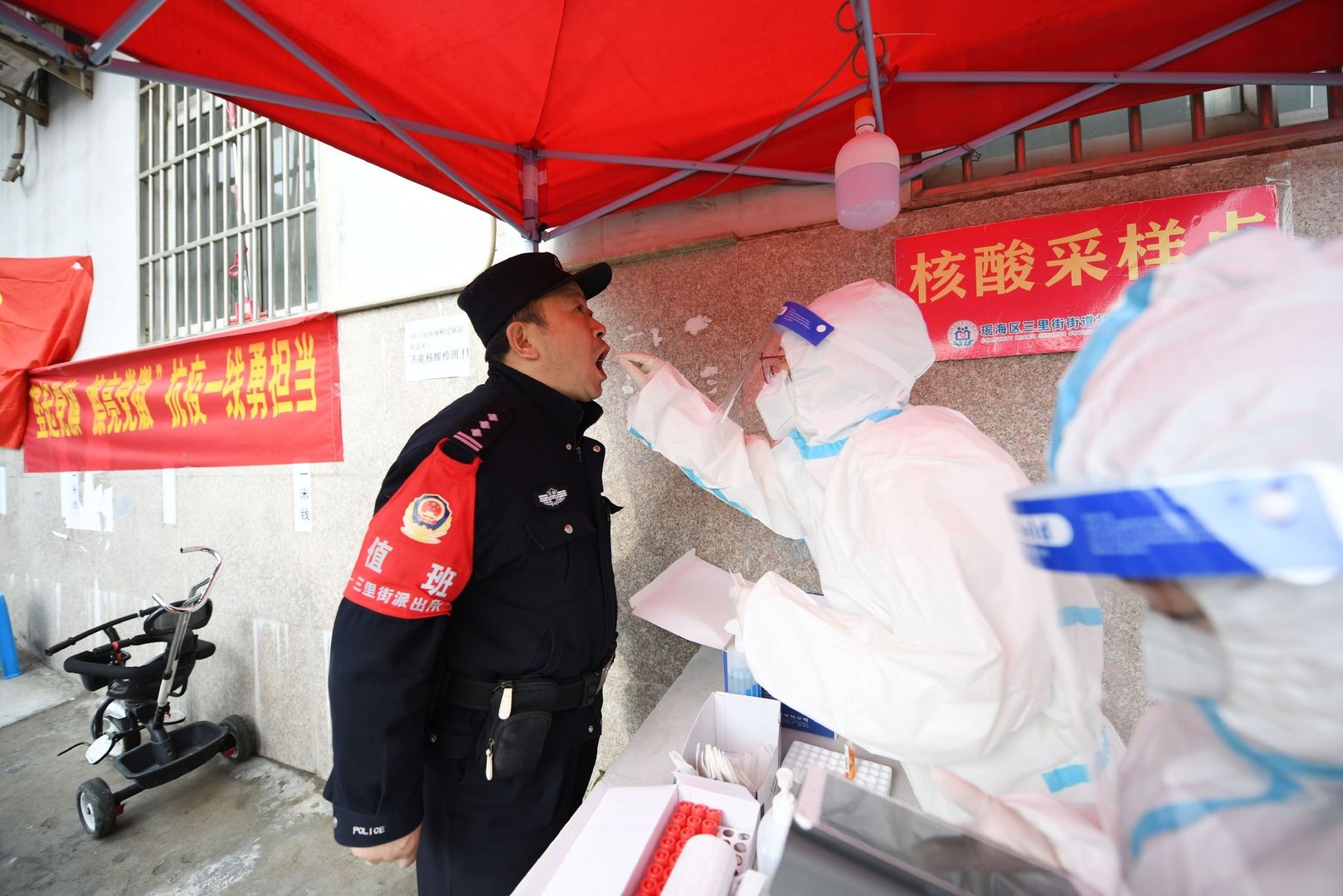 上海48岁物业经理倒在值班室桌前，他生前在岗位上有多恪尽职守？
