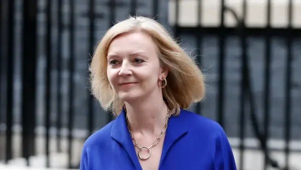 特拉斯当选首相,你认为,她能带领英国“回到全球”吗?