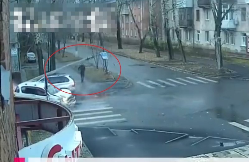 男子10秒内2次躲过死神，现场到底发生了什么？