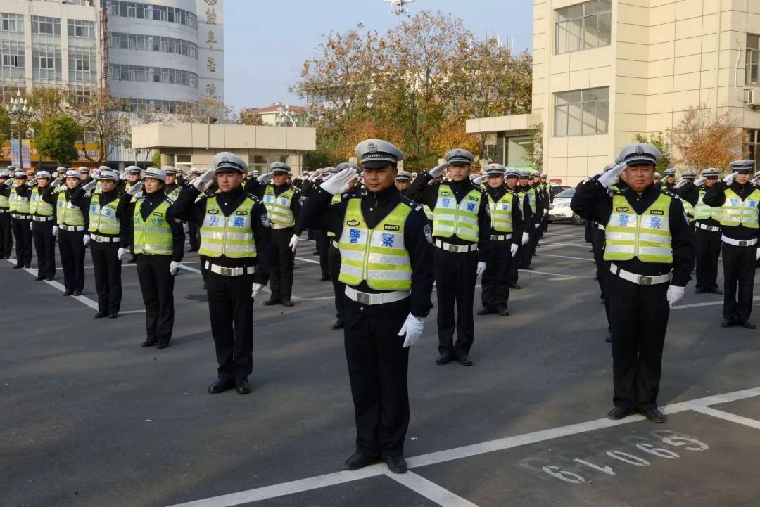 “火遍全网”的江苏女骑警露脸了,为考生护考送祝福,当初她是因何走红的?