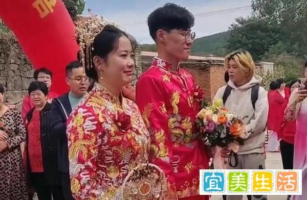 青岛“国泰民安脸”新娘全网走红,网友羡慕,知情人透露新郎身份