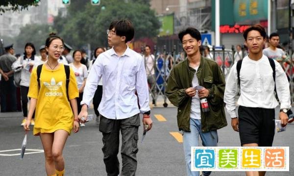 男生高考四门科目全部第1名出考场，迈着“六亲不认”的步伐！
