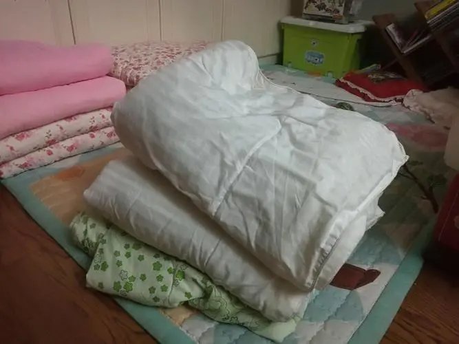 山东一女儿扫除发现妈妈床上铺11层垫被，如何劝说老人断舍离？