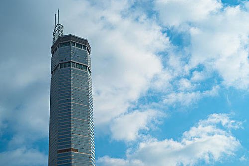 深圳300多米高楼晃动,众人撤离,高楼晃动的原因是什么?
