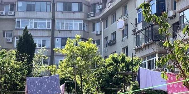 女子晾晒被子从五楼坠落身亡,为何总有人这么不小心?
