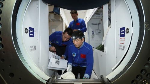 航天员进入核心舱，第一步检查的地方是哪里？