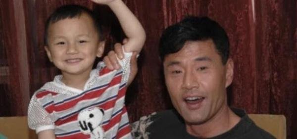 曝63岁于荣光与妻子离婚！前妻申请冻结五千万财产，35年婚姻育有一子