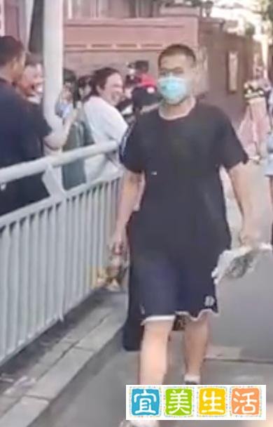 男生高考四门科目全部第1名出考场，迈着“六亲不认”的步伐！