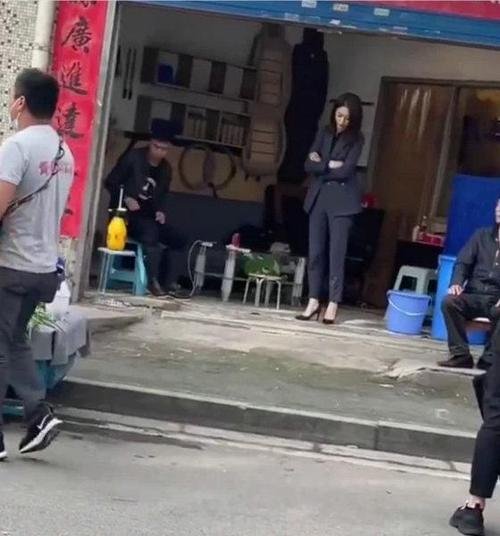佟丽娅街头拍戏被偶遇，离婚后的她状态如何？