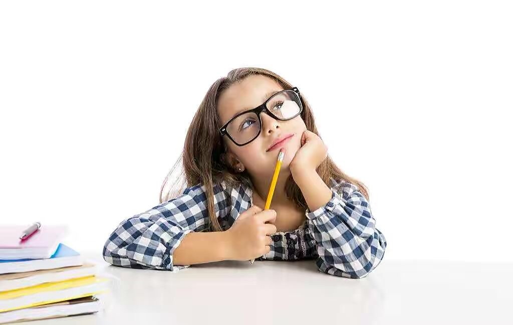 校长“吐槽”心机学霸白天睡觉晚上刷题，如何看待年轻人偷偷努力的现象？