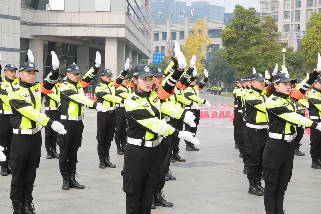 “火遍全网”的江苏女骑警露脸了,为考生护考送祝福,当初她是因何走红的?
