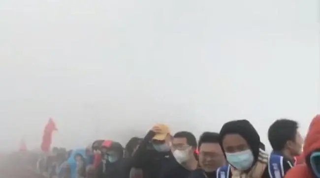 关于数百游客滞留山顶一事，太白山景区是如何回应的？