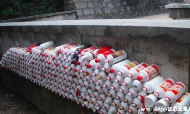 清明节许世友将军墓前最壮观！酒瓶堆成山。为什么都祭拜酒瓶呢？