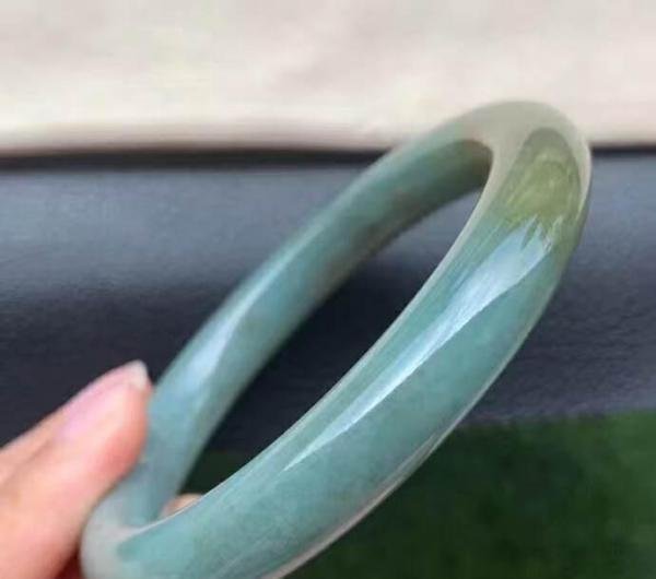 油青翡翠玉镯一般多少钱一只