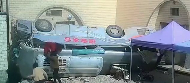 载30人的大巴坠入农家院，大巴车有哪些逃生通道？