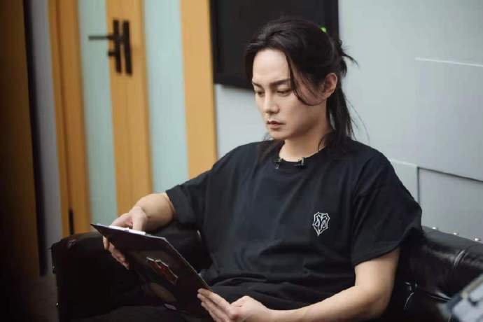 中年发福还“姨化”的尹正,两任绯闻女友都是年轻小花,他到底凭什么?