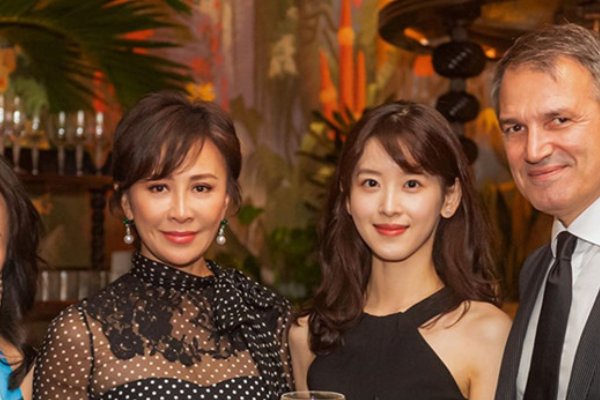 章泽天回怼网友周末不读书,这是发生了什么事?