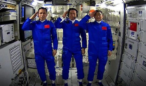 航天员进入核心舱，第一步检查的地方是哪里？
