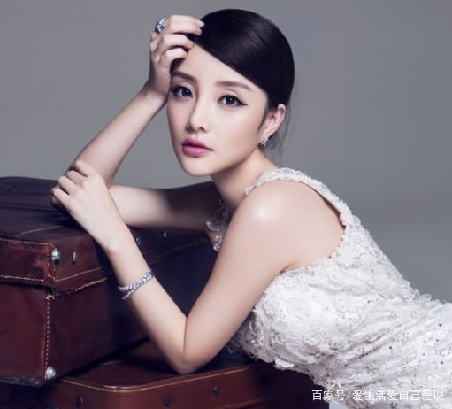 李小璐否认新恋情后，首回应与贾乃亮复婚传闻，暴露内心想法，你怎么看？