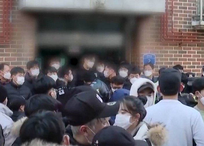房东素媛案罪犯一家,其妻子却拒绝搬家,你觉得房东该怎么办?