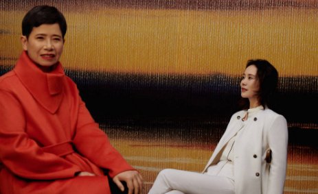海清携妈妈拍大片，搂着母亲幸福甜笑，母女俩长相气质一脉相承，啥颜值？