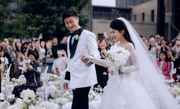 网红林珊珊再婚嫁导演，1岁女儿登台送婚戒，与大白婚姻7年无所出