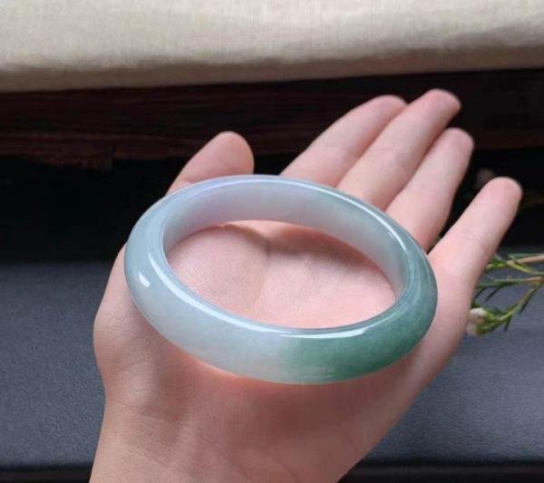 油青翡翠玉镯一般多少钱一只