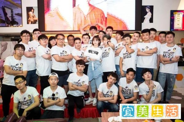 电竞圈高颜值单身女富豪，直播送10万红包，逼粉丝叫她姐姐？