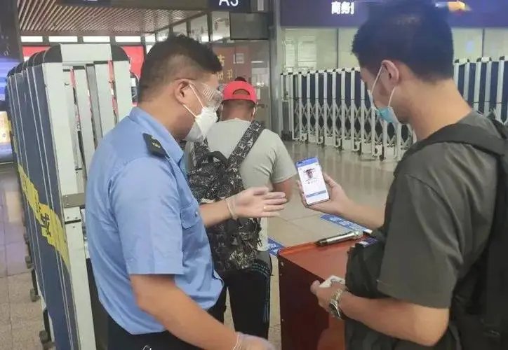 曝唐山站要求出站人乘指定车辆合影,为何会提出这种无理要求?