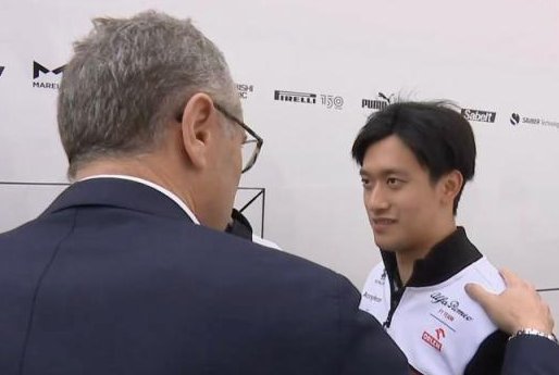 周冠宇晒自拍报平安:Halo救了我，周冠宇的现状如何？