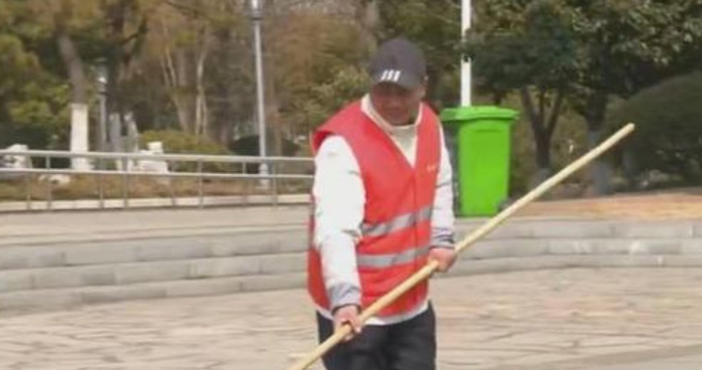 儿子去世，父亲打3份工偿还80万债务，你从这位父亲身上看到了哪些品质？
