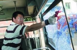 载30人的大巴坠入农家院，大巴车有哪些逃生通道？