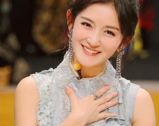 网友说谢娜宣布怀二胎一点也不意外，此前网友是从哪些细节中猜出来的？